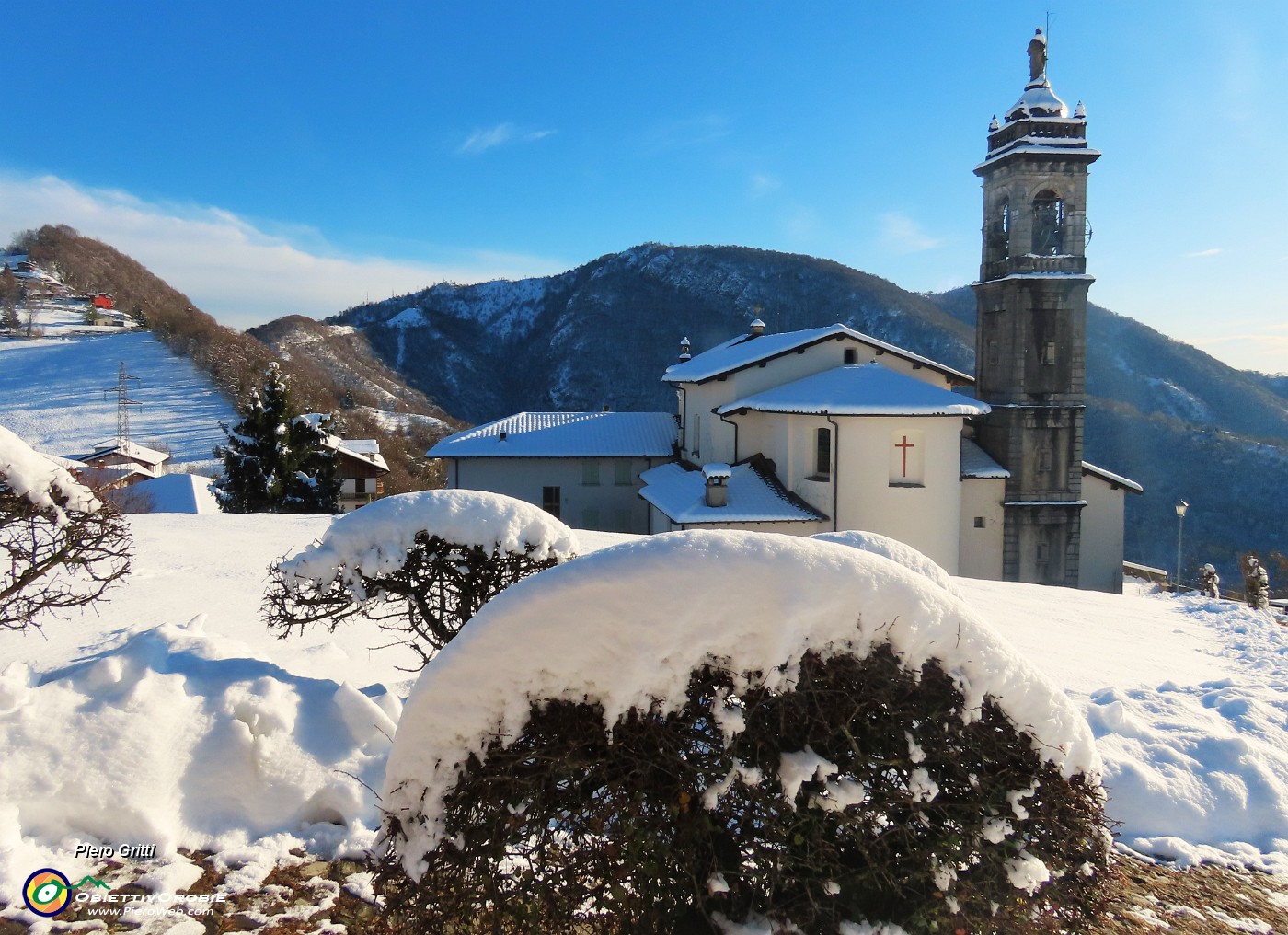 22 La neve adorna il vialetto alla Chiesa di MIragolo S. Marco.JPG